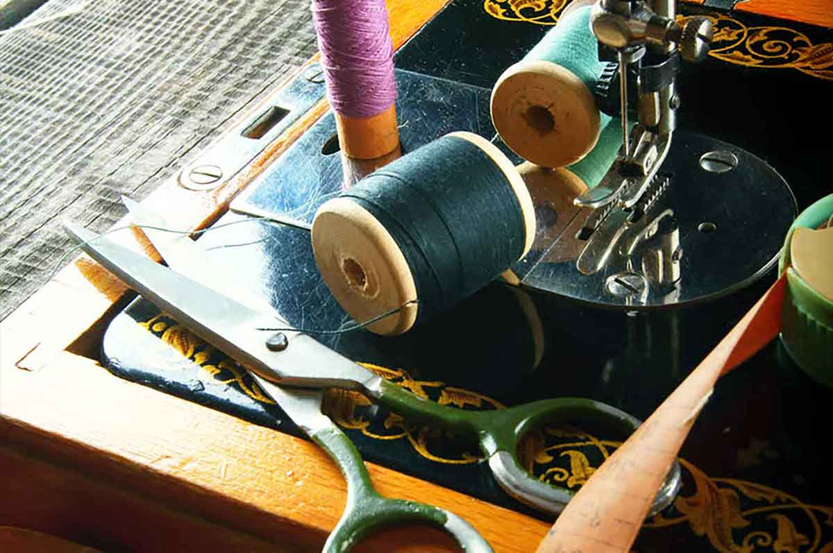 Detailarbeit an der Nähmaschine