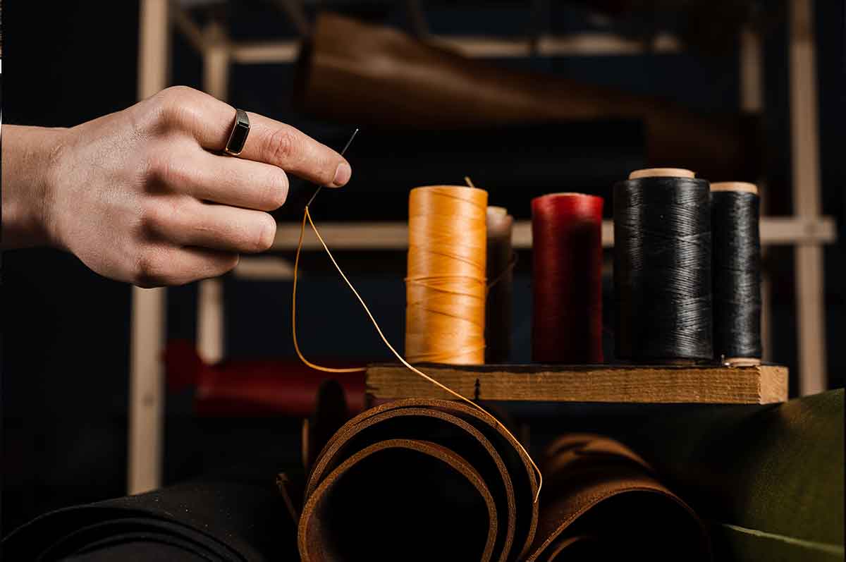 Professionelle Schneiderin bei der Arbeit