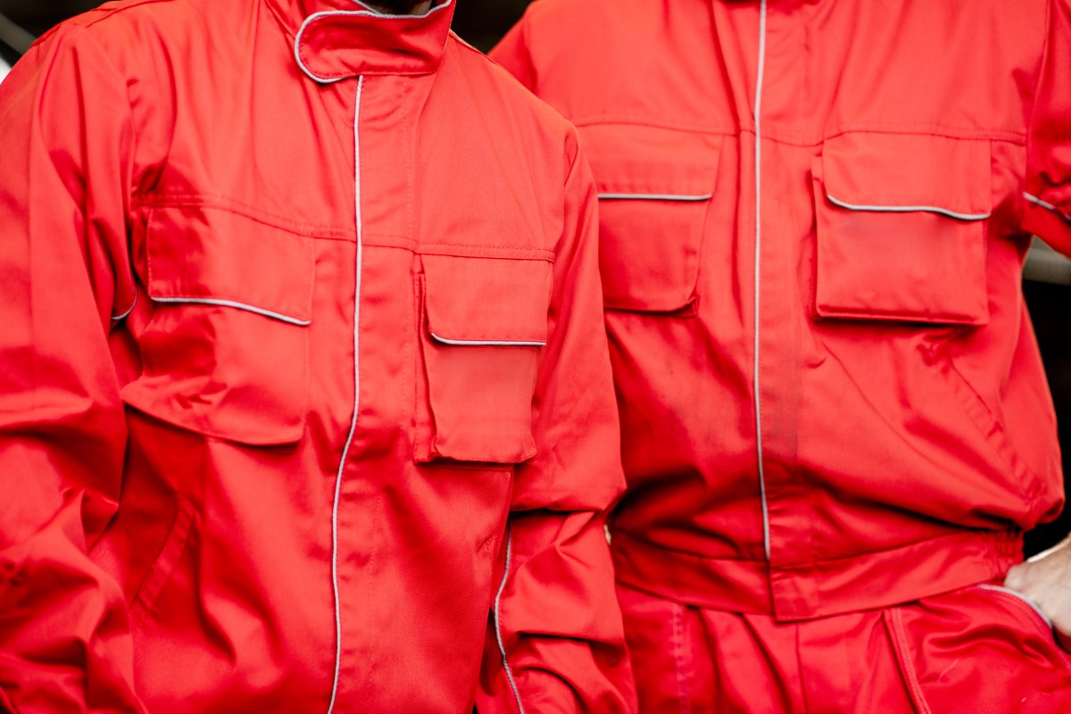 Rote Arbeitskleidung