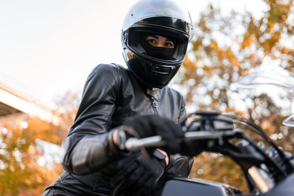Bikerin mit Helm