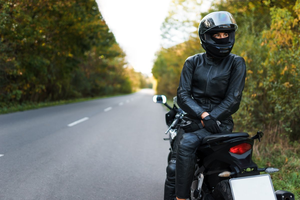 Bikerin auf Motorrad