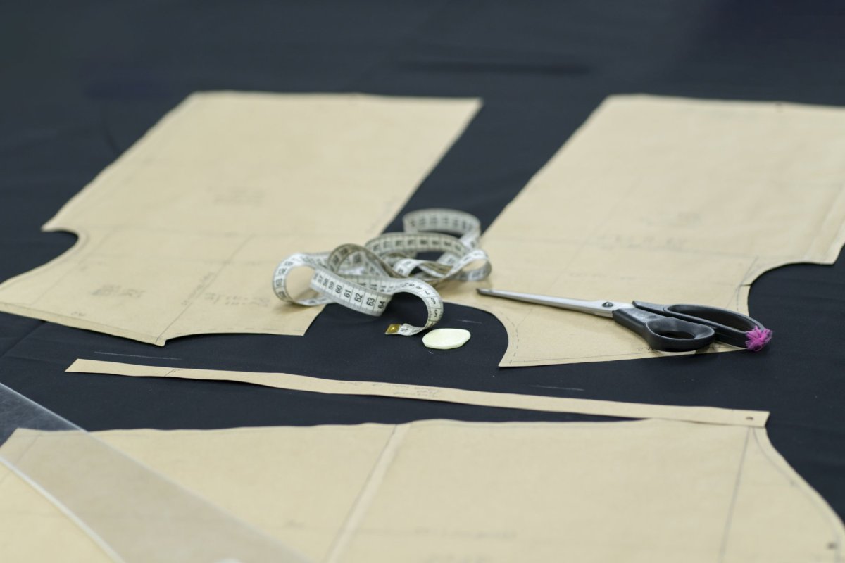 Prototypen und Schnittmuster entwickeln - Schnittmuster mit Maßband und Schere